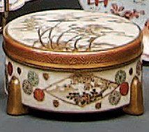 JAPON. Satsuma. Petite boîte ronde couverte reposant sur trois pieds décorée en polychromie...