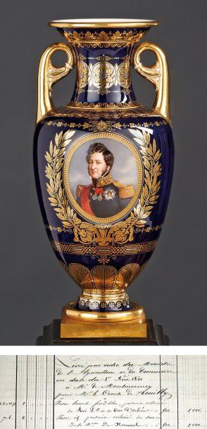 SÈVRES Vase Lancel troisième grandeur, munis de deux anses latérales à fond or, à...