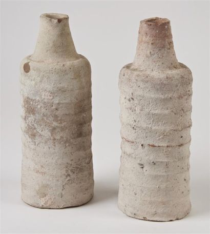 null ENSEMBLE composé de deux bouteilles cylindriques et de deux vases en terre cuite...