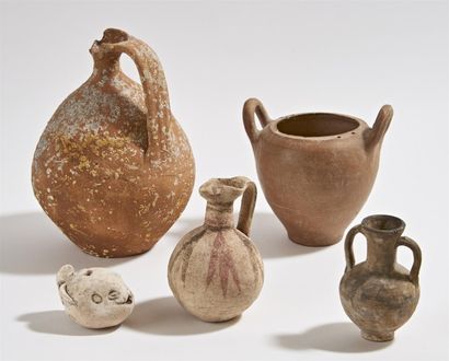 null ENSEMBLE de cinq vases en terre cuite. Art hellénistique, romain et autres époques...