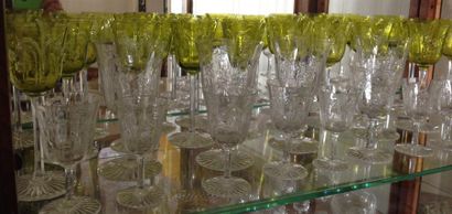 null SAINT LOUIS Partie de service de verres en cristal à décor de fleurs dont :...