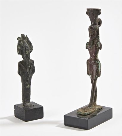 null ENSEMBLE composé de deux statuettes en bronze. Personnage marchant de style...
