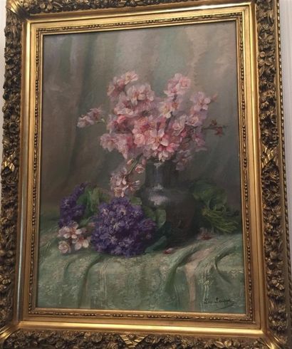 null Léo LOUPPE (1869-?) : Nature morte aux fleurs sur un entablement Huile sur toile...