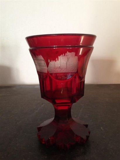 null BOHEME - Gobelet à piédouche en verre rouge et blanc gravé à décor de différents...