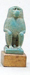 null THOT. Amulette en fritte émaillée bleue du dieu babouin assis sur un socle ;...