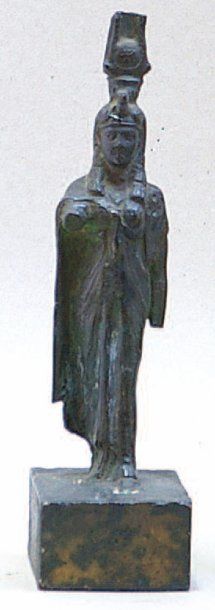null ISIS en bronze, représentée debout, marchant, coiffée de la dépouille de vautour...