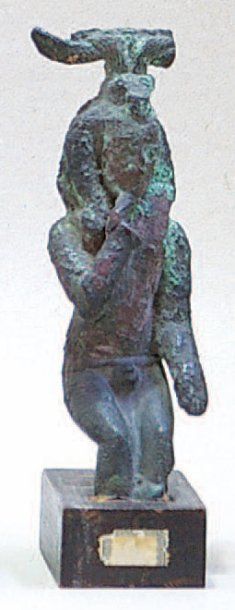null HARPOCRATE en bronze, représenté nu, assis, portant le doigt à la bouche. Il...