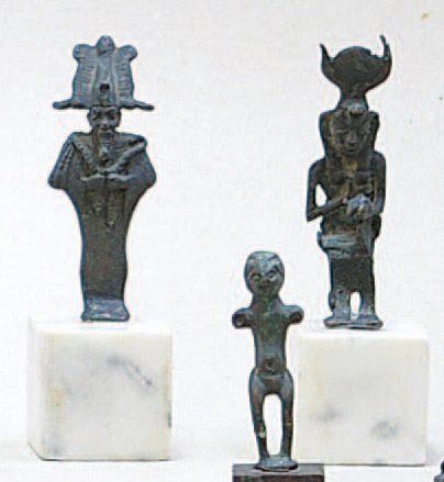 null Lot 115 à 117 OSIRIS ET ISIS Trois figurines en bronze. Egypte Basse Epoque.Ht....