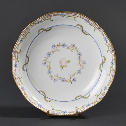 null SEVRES. Compotier rond à bord contourné en porcelaine du service du Gobelet...