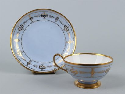 null SEVRES. Tasse à thé et sa soucoupe en porcelaine dure à décor en or de grecques,...
