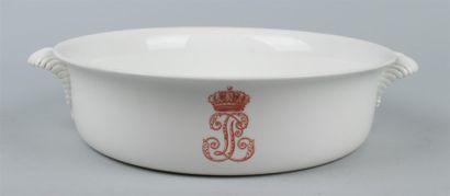 null SEVRES. Jatte ronde en porcelaine à décor en rouge du monogramme du roi Louis-Philippe...