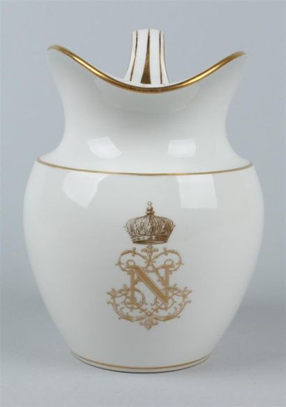 null SEVRES. Broc en porcelaine à décor en or du monogramme de l'Empereur Napoléon...