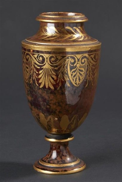null PARIS. Vase en porcelaine à fond brun imitant l'écaille à décor en or de palmettes...