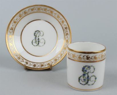 null PARIS. Tasse litron et sa soucoupe en porcelaine à décor polychrome du chiffre...