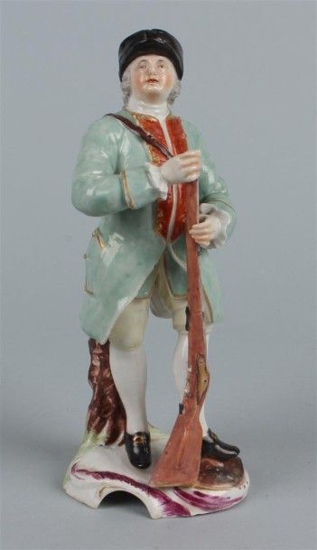 null HÖCHST. Statuette en porcelaine représentant un chasseur debout appuyé contre...