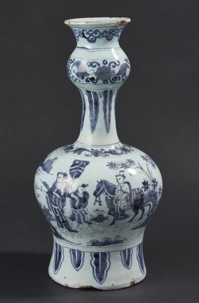 null DELFT. Vase de forme balustre en faïence à décor en camaïeu bleu de chinois...