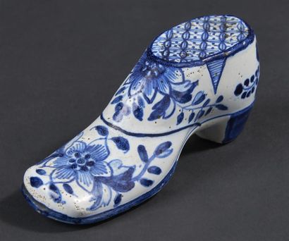 null NORD. Secouette en forme de soulier à décor en camaïeu bleu de fleurs. XIXe...