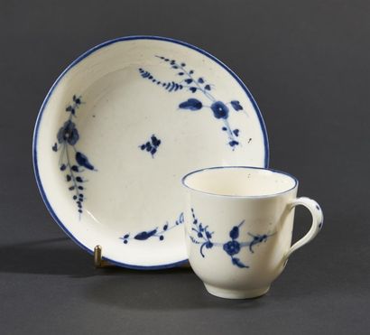 null CHANTILLY. tasse et soucoupe en porcelaine tendre à décor en camaïeu bleu de...