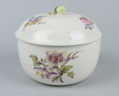 null CHANTILLY. Pot à sucre rond couvert en porcelaine tendre à décor polychrome...