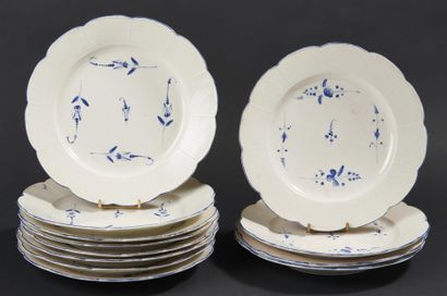 null SCEAUX. ensemble de douze assiettes en porcelaine tendre à bord contourné à...