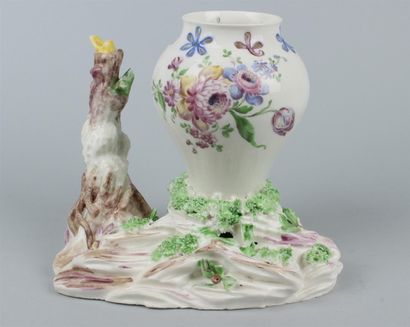 null MENNECY. Vase pot-pourri en porcelaine tendre de forme balustre reposant sur...