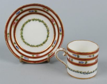 null SEVRES. Gobelet litron et sa soucoupe en porcelaine tendre de la quatrième grandeur...