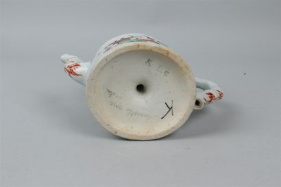 null CHINE - Verseuse en porcelaine à décor polychrome de volatiles dans des feuillages,...