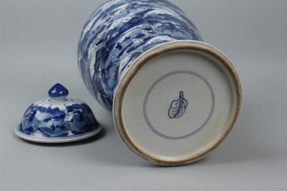 null CHINE - Potiche couverte en porcelaine à décor en camaïeu bleu de scènes animées...