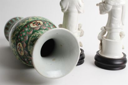 null CHINE - Deux sujets en porcelaine blanc de Chine. XIX°siècle. H. 21 cm On y...