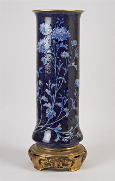 null VASE cylindrique en porcelaine à décor en bleu et or de tiges fleuries sur fond...