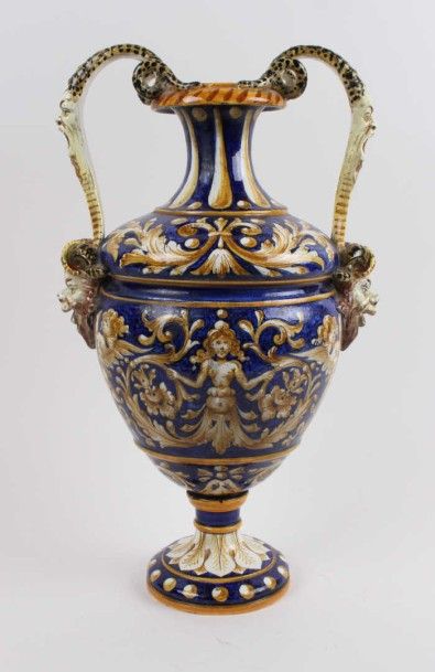 null ITALIE vase sur piédouche en faïence modèle Renaissance à décor polychrome de...