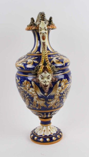 null ITALIE vase sur piédouche en faïence modèle Renaissance à décor polychrome de...