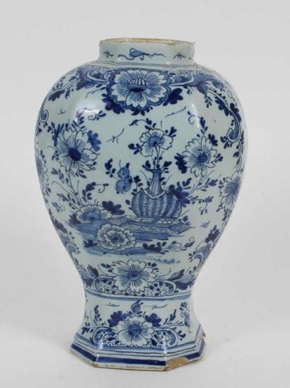 null DELFT - Vase à décor de vase fleuri et fleurs en camaieu bleu. Restaurations....