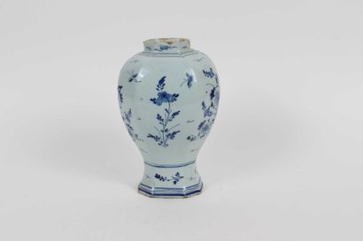 null DELFT - Vase à décor de vase fleuri et fleurs en camaieu bleu. Restaurations....