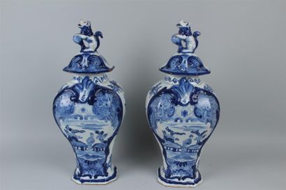 null DELFT (genre de) - Deux vases couverts à section octogonale en faïence à décor...
