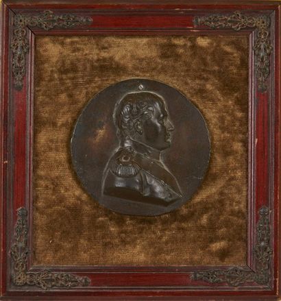 null MEDAILLON en bronze à patine brune représentant l'empereur Napoléon 1er de profil,...