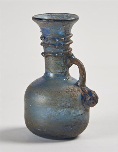 null BALSAMAIRE en verre bleuté de style romain. H. 13 cm.