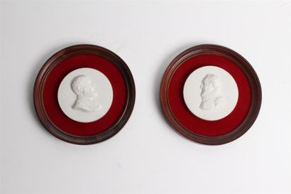 null SEVRES - Deux médaillons en biscuit présentant les profils de François 1er et...