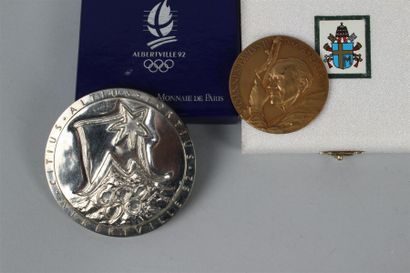 null ENSEMBLE de MEDAILLES : - Médaille commémorative des Jeux Olympiques d'Alberville...