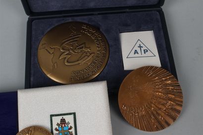 null ENSEMBLE de MEDAILLES : - Médaille commémorative des Jeux Olympiques d'Alberville...