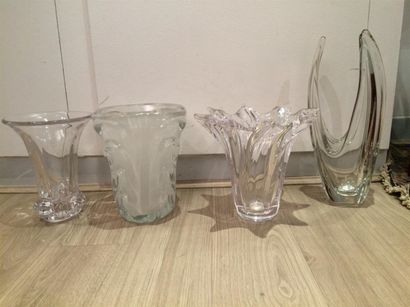 null ENSEMBLE DE QUATRE VASES en cristal et verre pressé moulé, un de Sèvres et un...