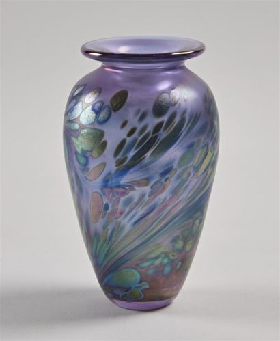 Brian MAYTUM Brian MAYTUM. Vase ovoïde épaulé à col plat. Epreuve en verre bleuté...