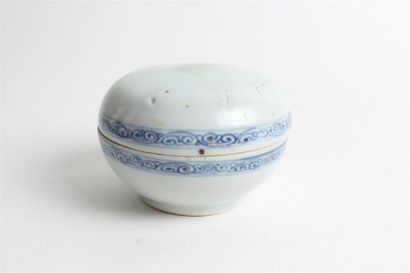 null CHINE - Boite ronde couverte à décor en bleu sous couverte de galons. XIXème...
