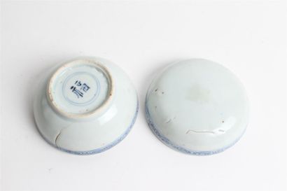 null CHINE - Boite ronde couverte à décor en bleu sous couverte de galons. XIXème...