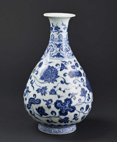 null CHINE - Vase de forme "yuhuchunping" en porcelaine décorée en bleu sous couverte...