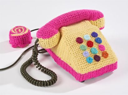 null Lady KNITTY (XX-XXIème siècle) Téléphone (rose/jaune) Téléphone habillé de tricot....
