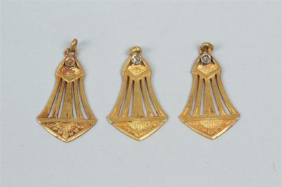 null Ensemble de quatre pendentifs en or jaune 750 millièmes ajourés dont trois sertis...