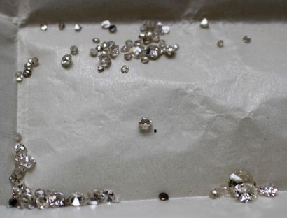 null Lot de diamants sur papier de formes diverses pesant environ 4.90 ct.On y joint...