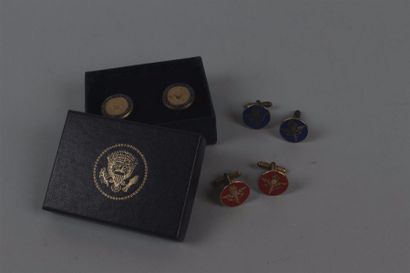 null Trois paires de boutons de manchettes en métal émaillé ornés du sceau du Président...