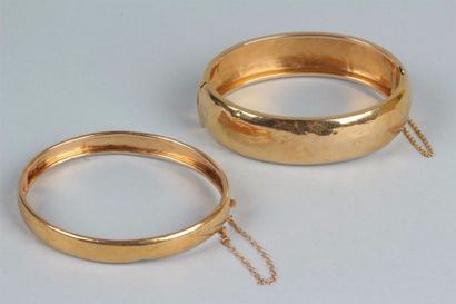 null Deux bracelets rigides ouvrant en or jaune 750 millièmes uni. (Bosses) Diamètre...